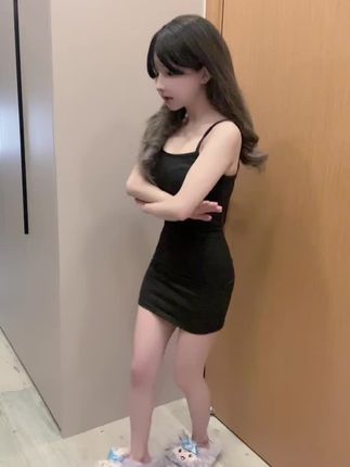 抖音网红白璃怕疼图片作品，娇小身材中展现丰满魅力