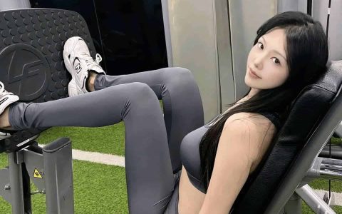 抖娘利世微密圈作品《深绿》时尚境界,一场独特魅力的穿搭展示