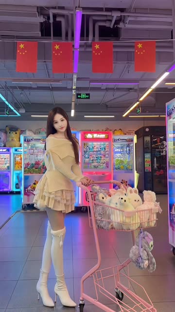 抖音小萌子游泳视频分享（胶原蛋白肌肤的小萌子）