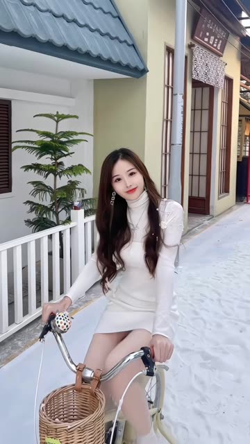 抖音小萌子游泳视频分享（胶原蛋白肌肤的小萌子）