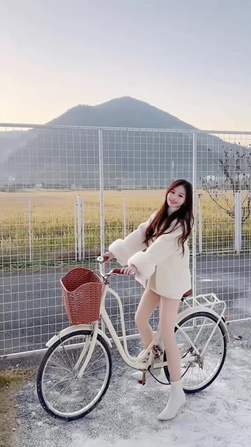 抖音小萌子游泳视频分享（胶原蛋白肌肤的小萌子）