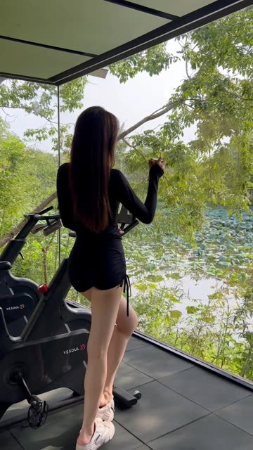 秀人网女神徐莉芝Booty性感淡白色带图案连衣裙写真，徐莉芝Booty淡白色连衣裙写真欣赏