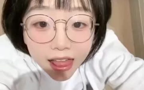王胜利微密圈中的小生活,JK裙穿搭清新可爱引发粉丝热议