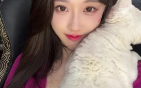 轩子巨2兔大晒私密照,网友询问腿边黑色的一团是什么?