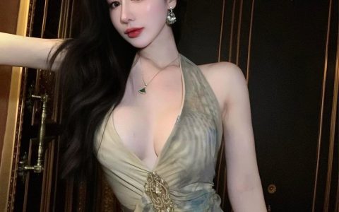 不爱笑的赛琳微博红人,她的时尚穿搭与性感黑丝