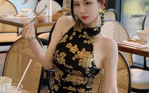 不爱笑的赛琳付费视频流出,豹纹连体衣成亮点