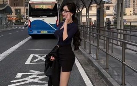 Carol周妍希美照那些作品中的身材总是让人目不暇接,她的美丽无法忽视
