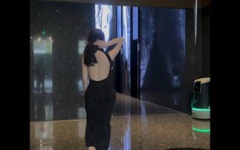自称「土肥圆矮挫穷」的周妍希外拍照尺度超大，独特风格