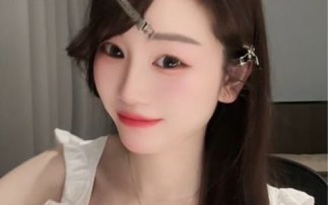 林扣弦微密圈清纯吊带装的时尚风采,202万粉丝为何为她疯狂?