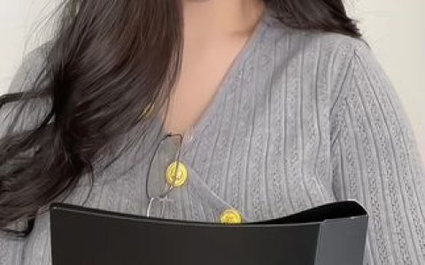 比基尼遮副乳吊带泳衣猪小七,猪小七在比基尼中的性感演绎