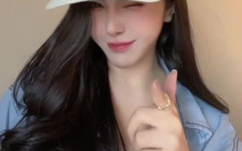 猪小七遮副乳吊带泳衣时尚解析，猪小七的夏日性感穿搭
