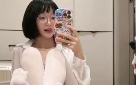 王胜利微密圈中的小生活JK裙穿搭,清新可爱的风格引发热议