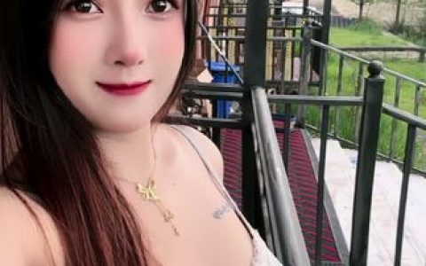 脑婆睡醒啦微博热门话题，关注她的互动与动态