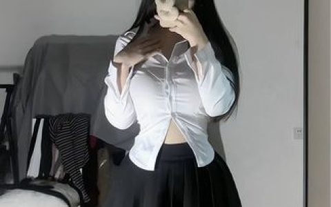 小芋泥yyy微博自拍照片合集,她的风格是否一如既往地惊艳?