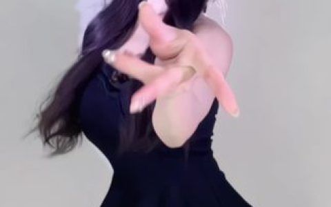 CC奶尤最新热舞表演,如何在社交媒体上找到她的动态?