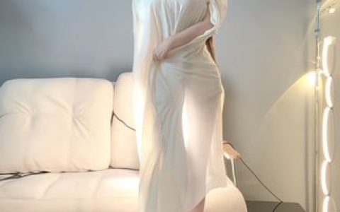 斗鱼主播何菱年龄多大，了解她的年龄和事业发展背景