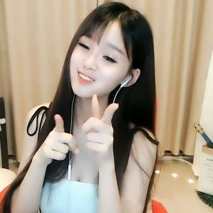 斗鱼何菱三个视角是什么意思啊，解读她的三视角直播内容