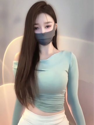 斗鱼何菱舞蹈高能三视角视频，观看她的三视角舞蹈表现