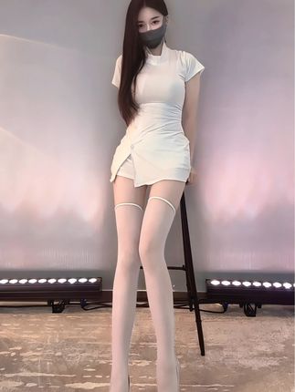 斗鱼何菱舞蹈高能三视角视频，观看她的三视角舞蹈表现