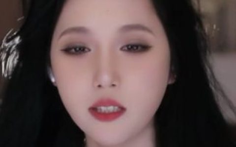 斗鱼萌七素颜照，欣赏萌七的自然素颜照和背后的真实美