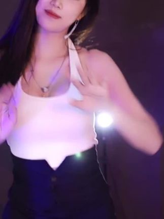 斗鱼萌七啊美女热舞微博，欣赏萌七在微博上发布的美女热舞视频