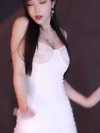 斗鱼萌七啊美女热舞微博，欣赏萌七在微博上发布的美女热舞视频