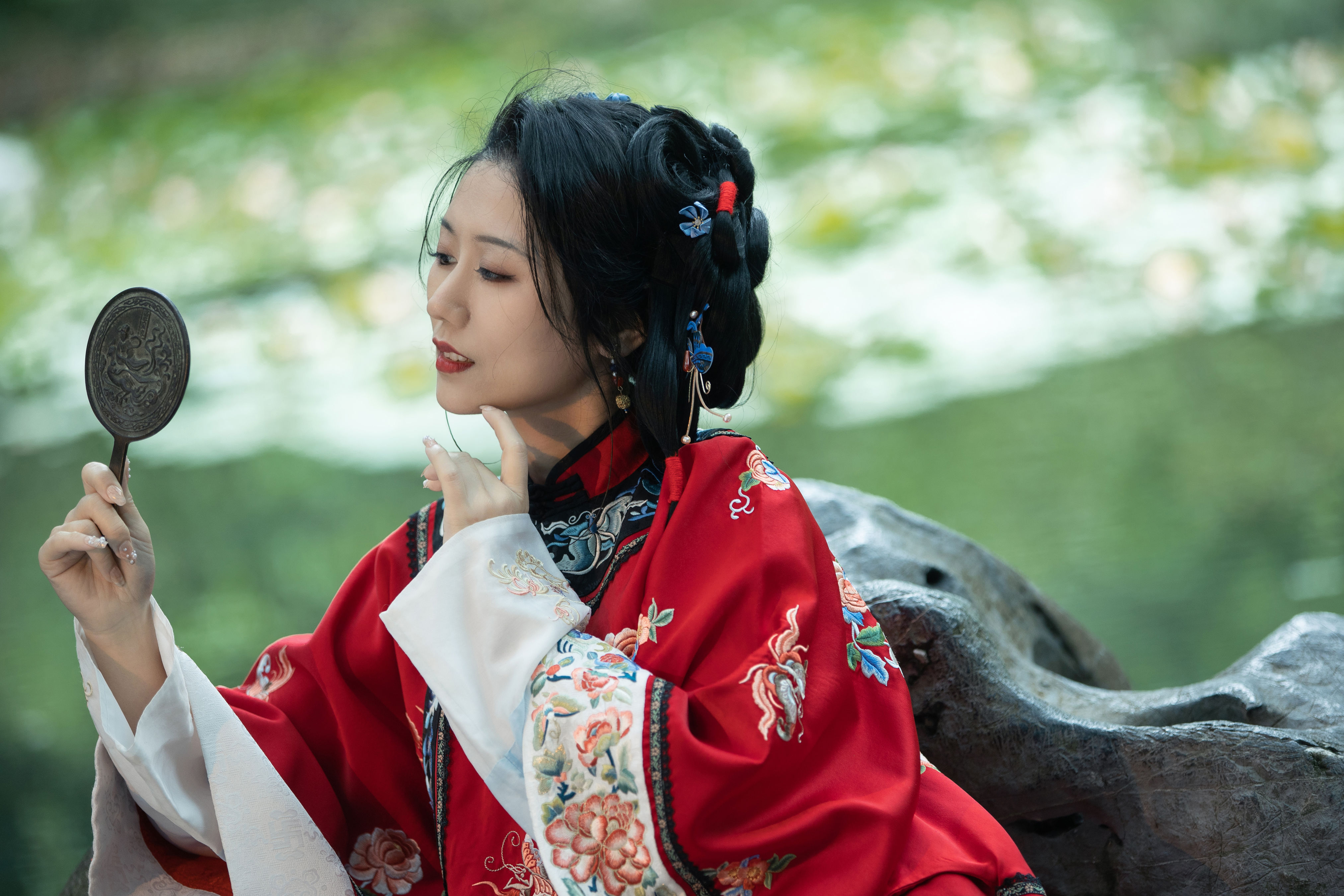 周雨彤|清新古装写真｜ 这古装的氛围感也太强了吧|周雨彤|古装|写真_新浪新闻